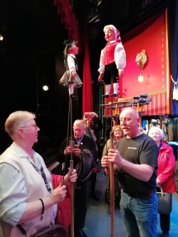 Klicken um zu vergrößern Besuch Hänneschen Theater, Erwachsenenstück „Endlich Huhzigg“ mit anschließender Führung „Hinger d`r Britz“ mit dem „Mählwurms Pitter“, Michael Danz. +++AUSVERKAUFT+++